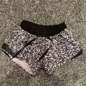 Lululemon B&W Printed Hotty Hot Shorts 4 ins